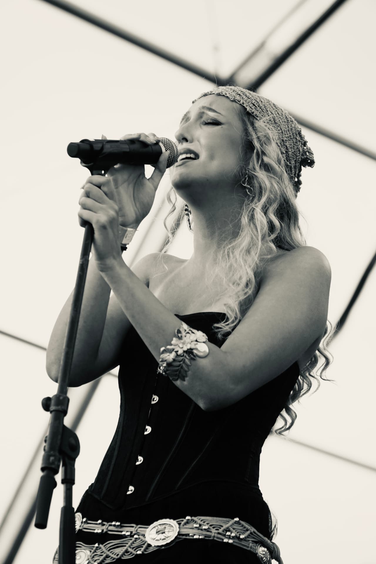 Carolina Quintas ao vivo no Palco Principal das Festas do Mar 2026, em preto e branco