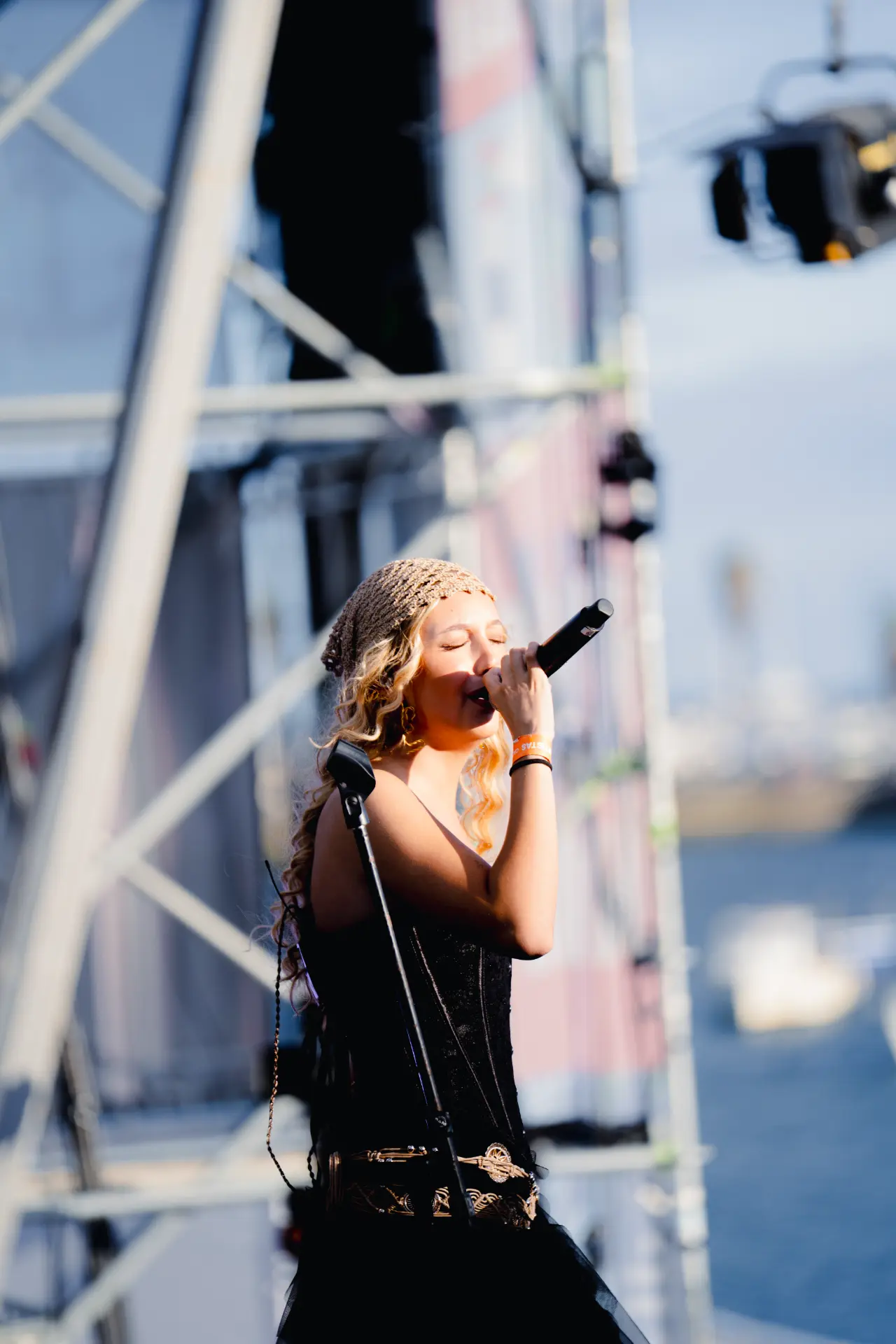 Carolina Quintas ao vivo nas Festas do Mar 2026 — imagem 17